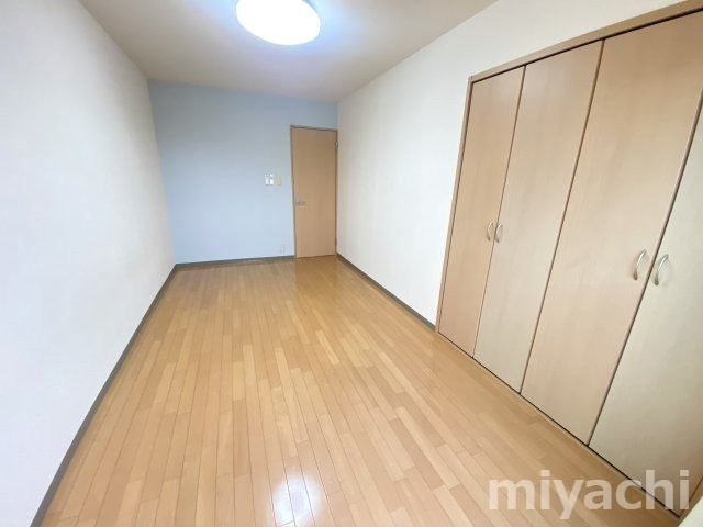 クレスト新浜の洋室