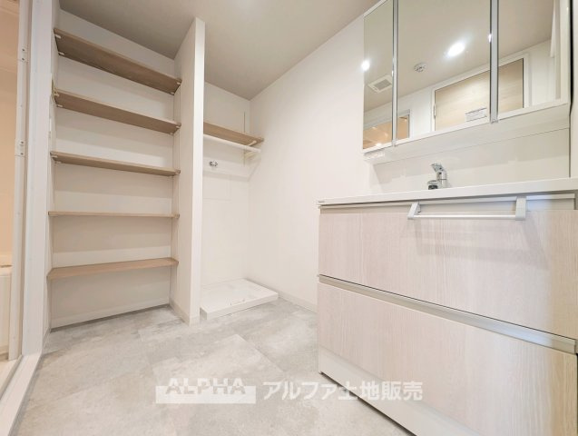 グリーンシティバームハイツ河辺の独立洗面台|【Laundry space】
◆ランドリースペース◆洗濯機置場を備えた使いやすいランドリースペース。浴室換気乾燥機付きで、天候を気にせず洗濯でき、毎日の家事もスムーズにこなせます。