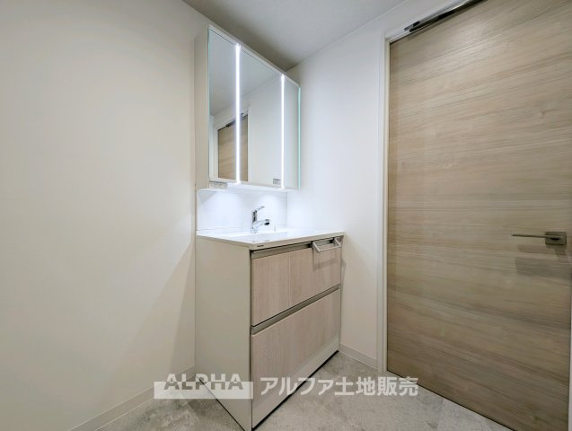 グリーンシティバームハイツ河辺の独立洗面台|【Powder room】
◆独立洗面台◆朝の身支度や帰宅後の手洗いも快適に行える独立洗面台。収納スペースも備えており、洗面用品をすっきり整理できる使い勝手の良い空間です。