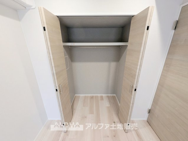 グリーンシティバームハイツ河辺の収納|【multi room】
◆多用途に使える一室◆収納やワークスペースとしても活用できる洋室。家族構成やライフスタイルに合わせて柔軟に使える空間です。