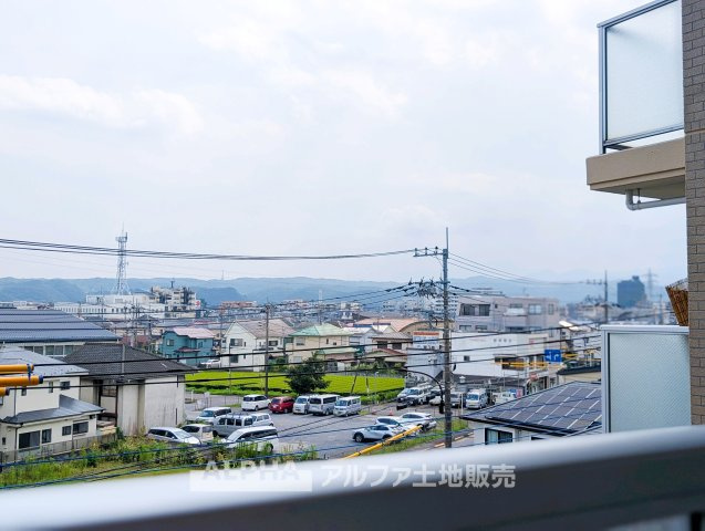 グリーンシティバームハイツ河辺のバルコニー|【Balcony】◆バルコニー◆日当たりの良いバルコニーは、洗濯物がよく乾くだけでなく、外の空気を感じながらひと息つける場所。暮らしに心地よい余白をもたらします。