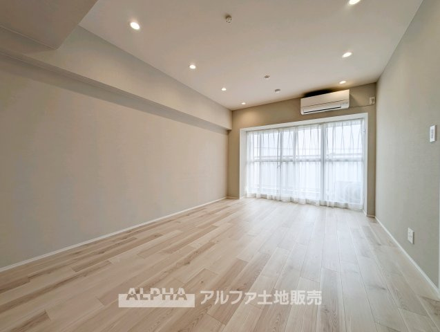 グリーンシティバームハイツ河辺の居間・リビング|【Daily Scene】
◆暮らしをつなぐ場所◆
「おはよう」から「おやすみ」まで、一日のさまざまな時間が交差するリビング。家族の何気ない毎日を、心地よく支える空間です。
