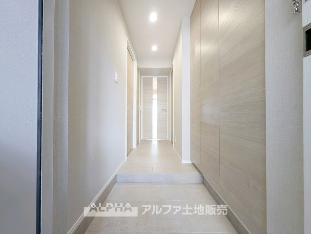 グリーンシティバームハイツ河辺の玄関|【Welcome Space】
◆玄関◆帰宅時にほっとできる、穏やかな空気感の玄関。整った空間が日々の切り替えを自然にサポートし、来客時にも好印象を与えます。