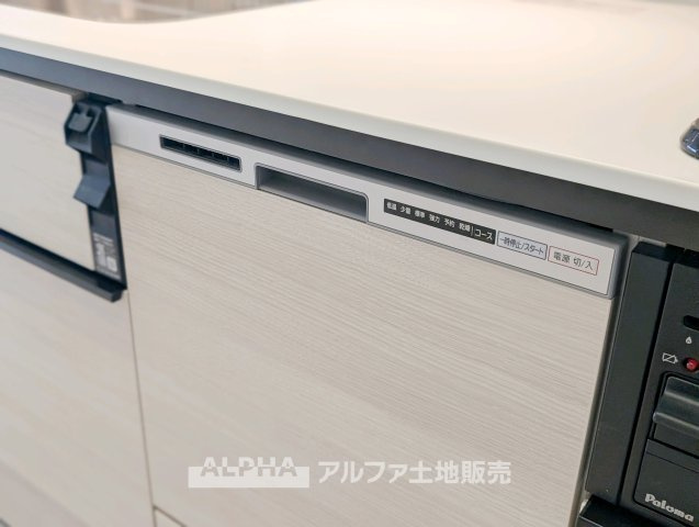 グリーンシティバームハイツ河辺のキッチン|【Food washing machine】
◆食洗機◆お子様の面倒を見れる時間が増え時短になります。加えて手荒れも防げてしかも節水が高い為、大変人気があり重宝します。