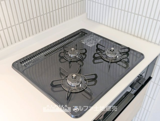 グリーンシティバームハイツ河辺のキッチン|【gas stove】◆ガスコンロ◆使い勝手に配慮されたガスコンロを備えたキッチン。火力調整がしやすく、毎日の調理がスムーズに進み、家事の時間を心地よく支えてくれます