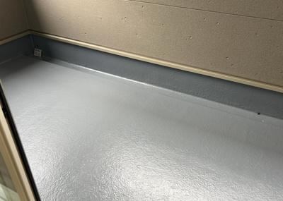 【バルコニー】 | 泉町新築戸建 | バルコニーは、室外の専用スペースのうち、「屋根がなく開放された空間」であるものを指します。ベランダより広いタイプのものが多く、日当たりもよいため家庭菜園などを楽しみたい人にとって適した環境となります。