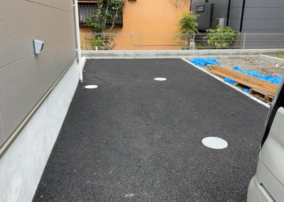 【駐車場】 | 泉町新築戸建 | 駐車場と明記されていても、最小スペースでつくられた駐車場だと大型車は駐車できなかったり、出入りしにくくなったりする可能性があります。お車のサイズと購入したい物件の駐車場のサイズを現地で確認しましょう。