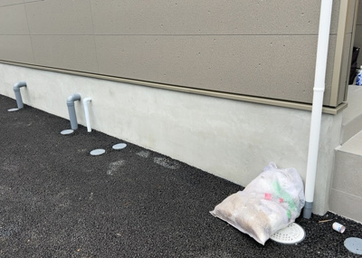 【構造・工法・仕様】 | 泉町新築戸建 | 木造住宅とは土台、壁、柱など建築物の強度を支える構造体の材に木が使用されている構造を指します。構造体は建物の自重を支えるだけではなく風圧や水圧、積裁荷重などあらゆる衝撃に耐えるための基礎です。