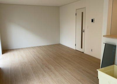 【居間・リビング】 | 泉町新築戸建 | L型アイランドタイプは、キッチンからダイニングにもリビングにも目が行き届くので、とても使いやすい配置です。L字型独立タイプは、キッチンを独立させてるためLDKというよりもLDといった様なイメージです。