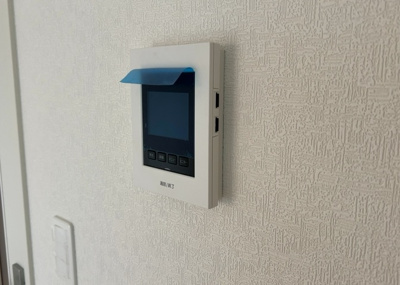 【セキュリティ】 | 泉町新築戸建 | モニターで来訪者を確認して、目的が分からない場合はインターホンを通じて室内から会話することができます。怪しいと感じた場合はインターホン越しにお帰りいただくことができるので、直接会うことがなく安全です。