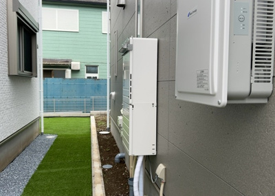 【発電・温水設備】 | 泉町新築戸建 | 省エネ給湯器とは従来型の給湯器より熱効率が高く、少ない燃料でたくさんのお湯を沸かすことが出来る高効率な給湯器のことを指します。また、省エネ給湯器には種類があり、利便性や効果なども様々です。