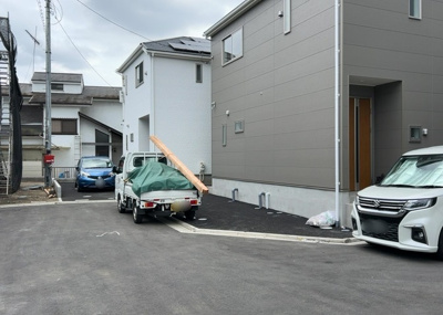 【前面道路含む現地写真】 | 泉町新築戸建 | お持ちの車種によっては前面道路が広い方が便利でしょう。しかし、前面道路が広ければその分交通量が多くなるため、騒音などが気になる場合があります。実際に現地を見学し、周辺交通量や騒音などを確認しましょう！