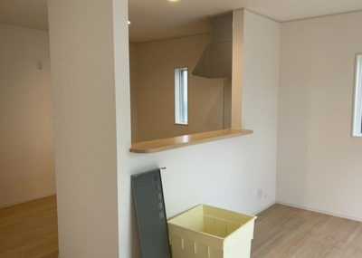 【キッチン】 | 泉町新築戸建 | DKの物件でも広く見せたい方は、ダイニングスペースを広く使えるように工夫しましょう。低めのダイニングソファを置くと、家具の圧迫感が減り、広く見せることができ、ダイニングをリビングのように使用できます！