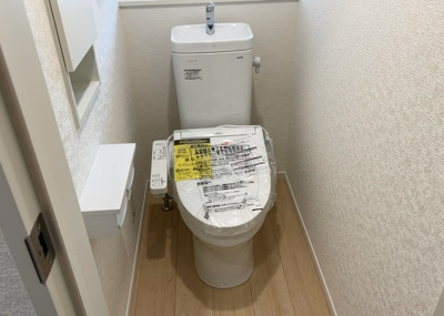 【トイレ】 | 泉町新築戸建 | トイレは大きさや形、機能、抗菌性などが異なる多種多彩なタイプが各メーカーから出ています。それぞれに良さがあるため、事前にどういったタイプのトイレがいいのかをご家庭内で決めて、内見に行くといいでしょう。