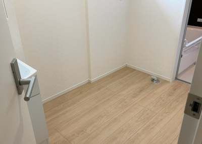 【脱衣所】 | 泉町新築戸建 | 多くの戸建て住宅で見かける洗面脱衣所は、洗面台と洗濯機が2畳ほどのスペースに並べられていて、洗面所が脱衣所を兼ね備えている間取りが一般的です。お客様が利用することもある、パブリックな空間でもあります。