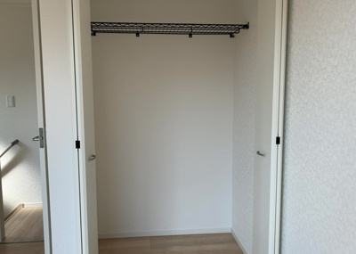 【収納】 | 元八王子新築戸建 | デザイン性を重視しすぎて収納が少なかった！なんてことにならないため、事前に現地で収納の数を確認しておくことをお勧めします。クローゼット以外にも床下収納や屋根裏収納、パントリーなどもチェックしましょう。