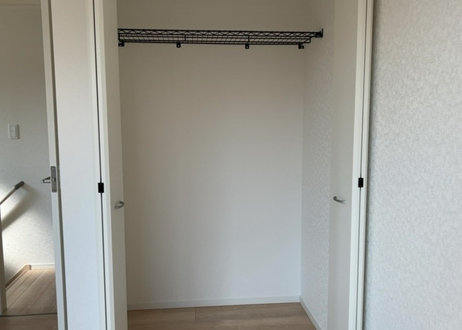 【収納】 | 元八王子新築戸建 | デザイン性を重視しすぎて収納が少なかった！なんてことにならないため、事前に現地で収納の数を確認しておくことをお勧めします。クローゼット以外にも床下収納や屋根裏収納、パントリーなどもチェックしましょう。