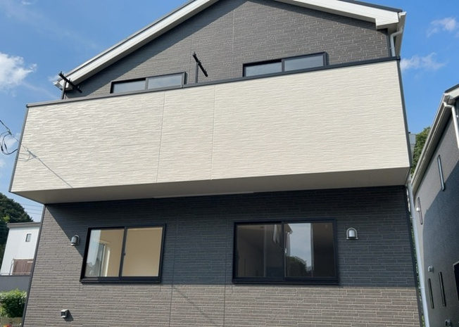 【外観】 | 元八王子新築戸建 | ついに完成致しました！現地をご見学に行く際は、道路の幅や周辺の交通量、施設などをご確認頂くことをおすすめします！物件の流れが早いため、内見をしたい方はお早めに当社営業までお問い合わせ頂きご予約下さい！