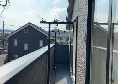 【バルコニー】 | 元八王子新築戸建 | バルコニーは、室外の専用スペースのうち、「屋根がなく開放された空間」であるものを指します。ベランダより広いタイプのものが多く、日当たりもよいため家庭菜園などを楽しみたい人にとって適した環境となります。