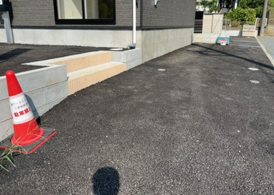 【駐車場】 | 元八王子新築戸建 | 駐車場と明記されていても、最小スペースでつくられた駐車場だと大型車は駐車できなかったり、出入りしにくくなったりする可能性があります。お車のサイズと購入したい物件の駐車場のサイズを現地で確認しましょう。
