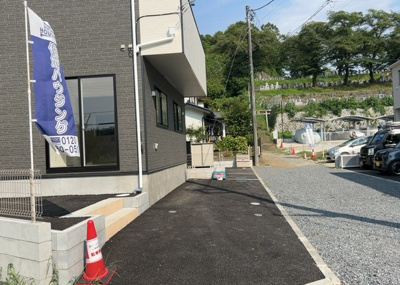 【前面道路含む現地写真】 | 元八王子新築戸建 | 住宅用の土地では前面道路に2m以上接していなければならないと法律で定められています。しかし、お持ちの車のサイズやライフスタイルなどにより、2mでは利便が悪い場合もございますので、事前に確認しましょう。
