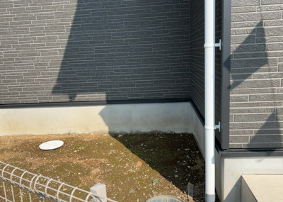 【構造・工法・仕様】 | 元八王子新築戸建 | 木造住宅とは土台、壁、柱など建築物の強度を支える構造体の材に木が使用されている構造を指します。構造体は建物の自重を支えるだけではなく風圧や水圧、積裁荷重などあらゆる衝撃に耐えるための基礎です。