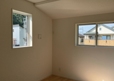 【子供部屋】 | 元八王子新築戸建 | 子供が何人でも年齢によっては、受験時にしっかり壁のある個室があった方が良い場合もあります。難しい問題ですが、兄弟の人数や、性別や年齢差によって状況が異なりますので、数年後のこともしっかり考えましょう。