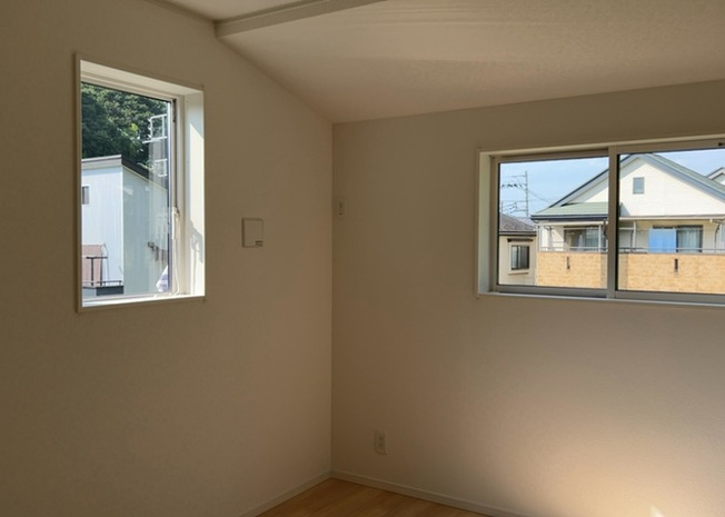 【子供部屋】 | 元八王子新築戸建 | 子供が何人でも年齢によっては、受験時にしっかり壁のある個室があった方が良い場合もあります。難しい問題ですが、兄弟の人数や、性別や年齢差によって状況が異なりますので、数年後のこともしっかり考えましょう。