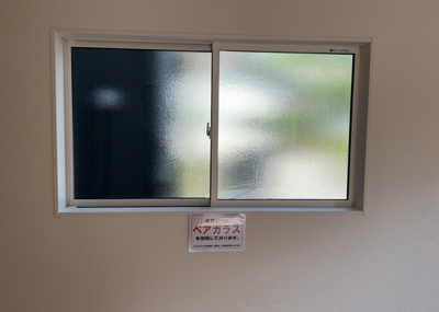 【内装】 | 元八王子新築戸建 | サッシとは、ガラス窓に使用される金属製の窓枠のことです。一般的に住宅建築では、金属製建具工事の段階で備え付けるもので、ガラス類や玄関、バスルームのスチール製のドアなどと同じタイミングで工事を行います。