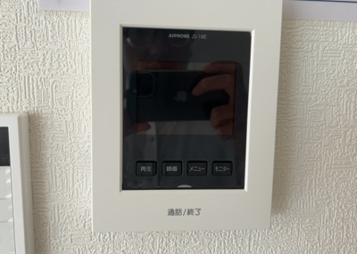 【セキュリティ】 | 元八王子新築戸建 | モニターで来訪者を確認して、目的が分からない場合はインターホンを通じて室内から会話することができます。怪しいと感じた場合はインターホン越しにお帰りいただくことができるので、直接会うことがなく安全です。