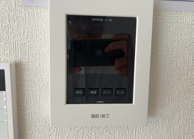 【セキュリティ】 | 元八王子新築戸建 | モニターで来訪者を確認して、目的が分からない場合はインターホンを通じて室内から会話することができます。怪しいと感じた場合はインターホン越しにお帰りいただくことができるので、直接会うことがなく安全です。
