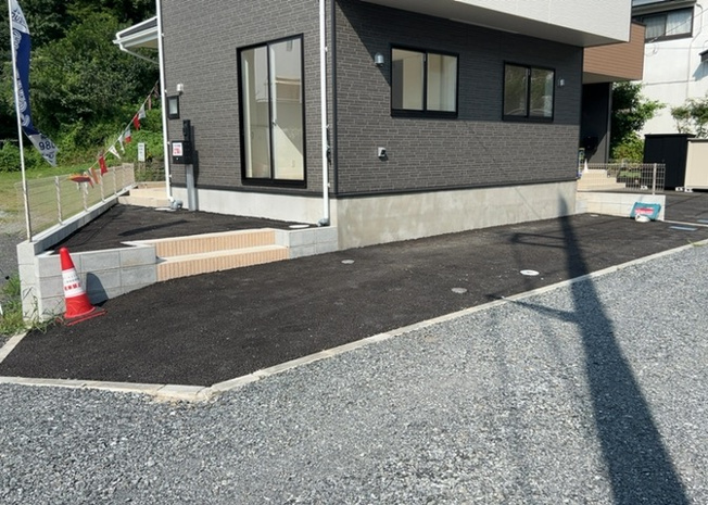 【前面道路含む現地写真】 | 元八王子新築戸建 | お持ちの車種によっては前面道路が広い方が便利でしょう。しかし、前面道路が広ければその分交通量が多くなるため、騒音などが気になる場合があります。実際に現地を見学し、周辺交通量や騒音などを確認しましょう！