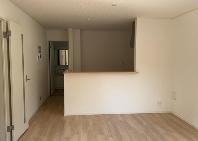 【キッチン】 | 元八王子新築戸建 | DKの物件でも広く見せたい方は、ダイニングスペースを広く使えるように工夫しましょう。低めのダイニングソファを置くと、家具の圧迫感が減り、広く見せることができ、ダイニングをリビングのように使用できます！