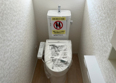 【トイレ】 | 元八王子新築戸建 | トイレは大きさや形、機能、抗菌性などが異なる多種多彩なタイプが各メーカーから出ています。それぞれに良さがあるため、事前にどういったタイプのトイレがいいのかをご家庭内で決めて、内見に行くといいでしょう。