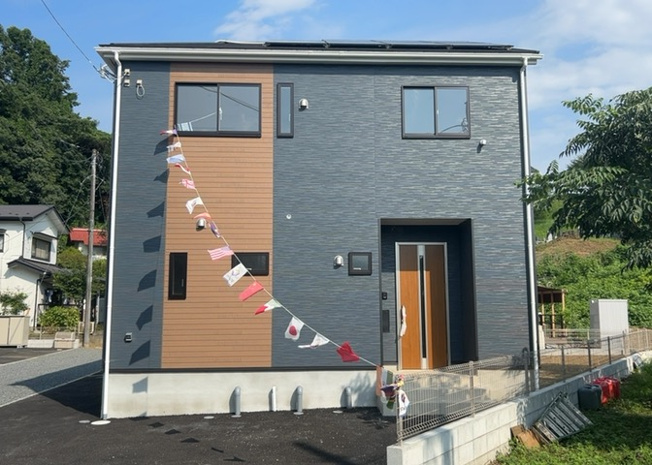 【外観】 | 元八王子新築戸建 | 2025年12月完成済みの木造2階建て新築一戸建てです。建蔽率40%・容積率80%のエリアに位置し、隣地との間隔が保たれたゆとりある敷地が魅力。即引渡しも可能な状態となっており見学も受け付けています。