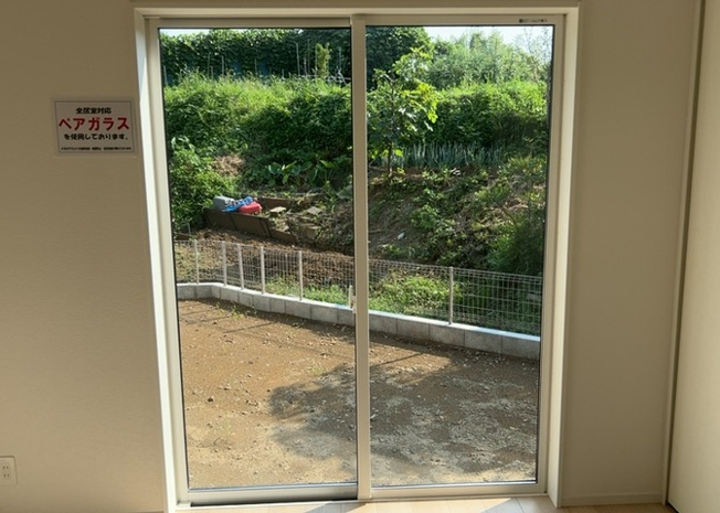 【内装】 | 元八王子新築戸建 | 照明器具があらかじめ設置されており、ご入居後すぐに明るい生活をスタートできます。温かみのあるカラーで統一されたモダンな内装デザインは、どのようなインテリアや家具とも相性良く馴染んでくれます。