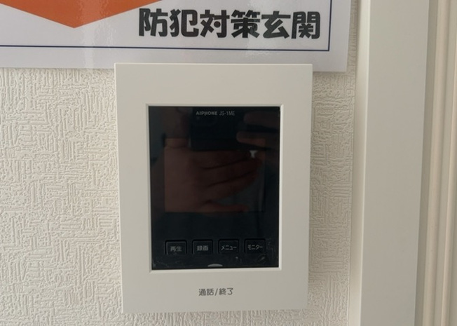 【セキュリティ】 | 元八王子新築戸建 | 訪問者の顔を室内からしっかり確認できるTVモニタ付インターホンを標準装備。お子様のお留守番時や一人で過ごす時間帯も安心感が高まります。セキュリティ面に配慮された、毎日の暮らしを守る設備です。