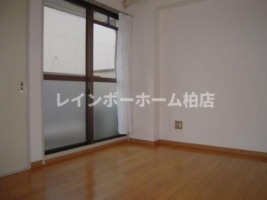 フリーレントあり♪▶非対面対応◀接客・申込・契約オンライン！LINE×相談可！の居間・リビング|こちらのリビングで趣味の時間をお楽しみください
