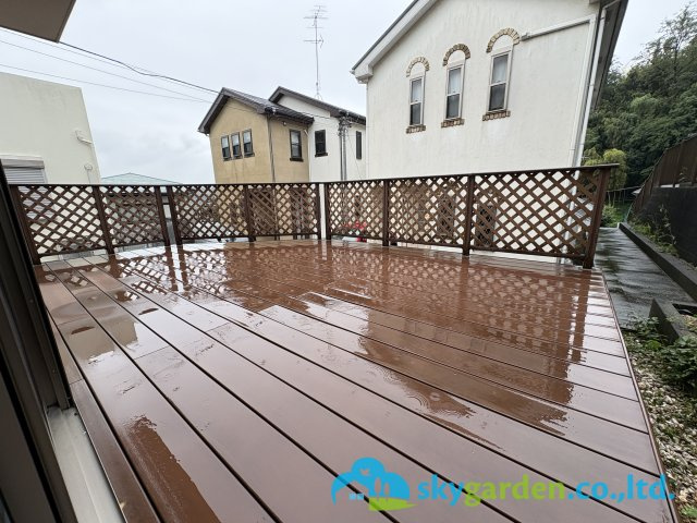 藤沢市白旗４丁目　中古戸建の庭|リビングダイニングとほぼフラットにつながるウッドデッキ