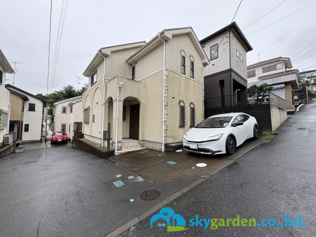 藤沢市白旗４丁目　中古戸建の前面道路含む現地写真