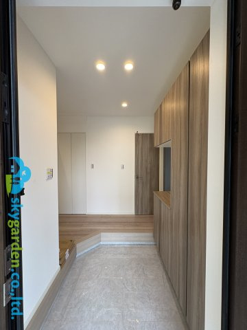 藤沢市白旗４丁目　中古戸建の玄関|明るい玄関です