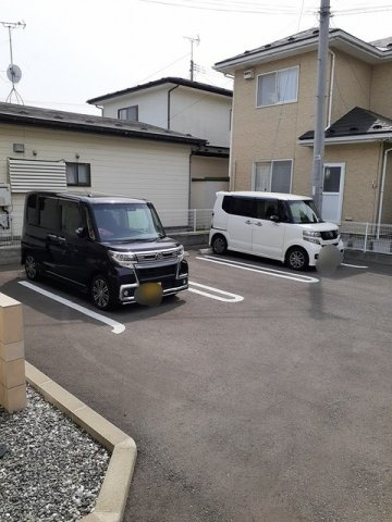 シャインの駐車場