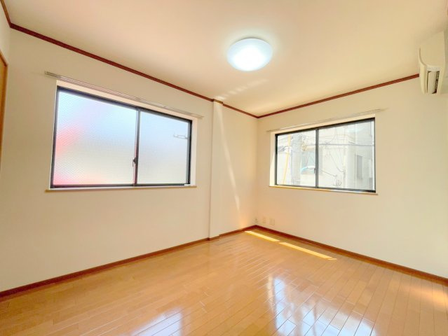 メゾン長嶺の居間・リビング|★角部屋２面窓あり★