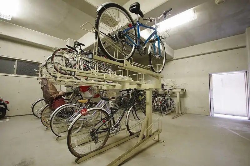 ゼファー明大前クローチェの駐車場