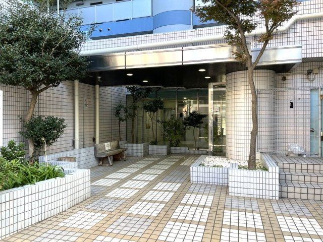 スカイコート下高井戸のエントランス|建物の内部です