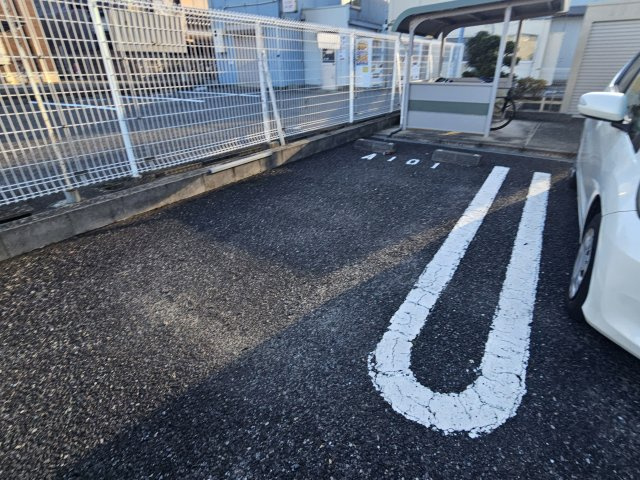 レーヴフロンスＡの駐車場