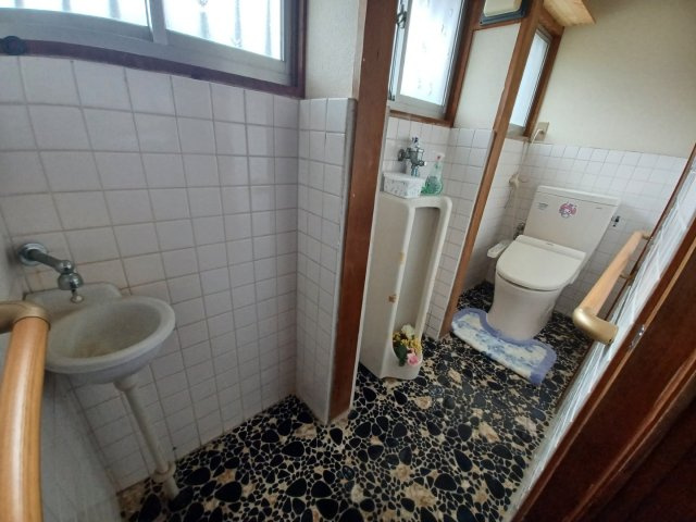 宇土市立岡町の中古一戸建のトイレ