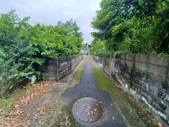 宇土市立岡町の中古一戸建の前面道路含む現地写真