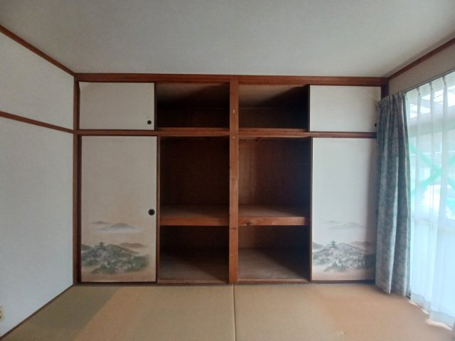 宇土市立岡町の中古一戸建の収納|南側6帖　収納