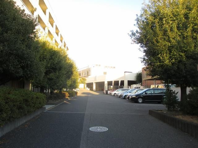 ファーストメイプルの駐車場